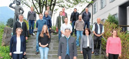 Vor dem Gebäude der Alten Post in Fischbach präsentiert sich Flintsbachs neuer 17-köpfiger Gemeinderat.