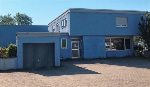 Vor einem Jahr gekauft: Das blaue Haus samt dem 7000 Quadratmeter großen Grundstück gehört nun dem Förderverein der Waldorfschule. Hier soll neu gebaut werden.