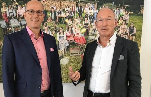 Vorstand Alfred Pongratz (links) und Vorstandssprecher Thomas Rinberger vor einem Mitarbeiterplakat, das die tiefe Verwurzelung der Raiffeisenbank RSA in der Region symbolisiert. Foto Duczek