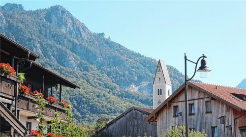 Während der Heuberg (links im Bild) ruft, bleiben die Gäste Corona-bedingt daheim. In Nußdorf setzt die Tourismusbranche bereits auf das Pfingstgeschäft und hofft auf zahlreiche Besucher im Sommer und Herbst.Foto Steffenhagen