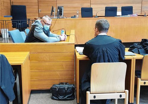 Wegen Totschlags an einem 30 Jahre alten Mitgefangenen in der Justizvollzugsanstalt Bernau muss sich ein 49-jähriger Bulgare (hier mit einem seiner Verteidiger) drei Tage vor dem Schwurgericht Traunstein verantworten.Foto  Kretzmer