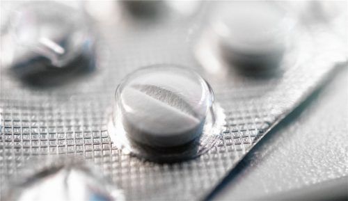 Weil sie ihre Tabletten nicht genommen hatte und in Bad Aibling randalierte, musste im Oktober 2019 die Polizei kommen. Der Ehemann der Frau musste sich jetzt vor Gericht verantworten, weil er seiner Frau damals – entgegen der Anweisungen der Polizisten – zu Hilfe eilen wollte. Foto dpa