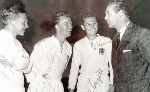Werner Anzill (Dritter von links) 1961 zusammen mit den Neuzugängen Hennes Küppers und Helmut Benthaus im Gespräch mit Kult-Trainer Max Merkel, der 1860 München in der Saison 1965/66 zum deutschen Meistertitel führte.