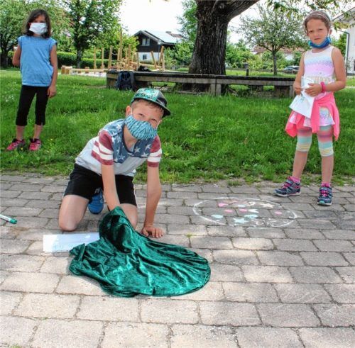 Wie sollen die Eggstätter Turmfalken heißen? Anna Pschichholz, Valentin Rieger undLena Rieger (von links) von der Grundschule Eggstätt durften aus den Vorschlägen die fünf Namen auslosen.Foto Grundschule Eggstätt