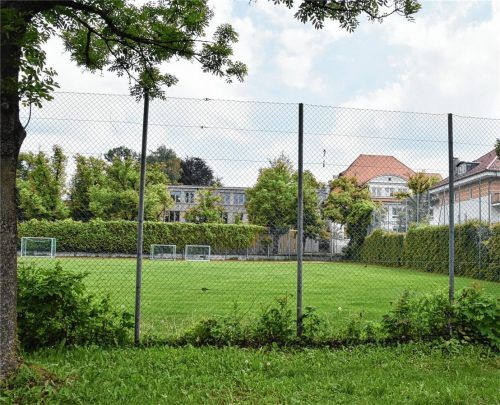 Wird überbaut: Der Bolzplatz gegenüber der Prinzregentenschule in Rosenheim muss zum großen Teil einem Neubau weichen, in den unter anderem der Kinderhort St. Vinzenz einziehen soll.Foto Schlecker