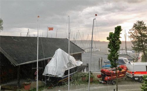 Wolken über dem Chiemsee: Was hier noch beschaulich aussieht, kann sich binnen 15 Minuten in ein Unwetter mit Sturmböen verwandeln. So geschehen am Samstag. Dies brachte zahlreiche Wassersportler in Bedrängnis.Foto DLRG