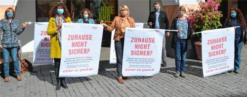 Wollen die Initiative nach Rosenheim bringen: Vertreter des Runden Tisches „Häusliche Gewalt“: (von links) die Leiterin des Frauenhauses Marita Koralewski, die Gleichstellungsbeauftragte Christine Mayer, die Beauftragte der Polizei für Kriminalitätsopfer Karin Wagner, Beate Jellesen vom Jugendamt, Christof Furtwängler von der Fachstelle der Diakonie für häusliche Gewalt, Susanne Lein von der Koordinierungsstelle Frühe Kindheit, Jugendamt, und Tanja Bourges vom Frauen- und Mädchennotruf. Fotos Geyer/Mayer