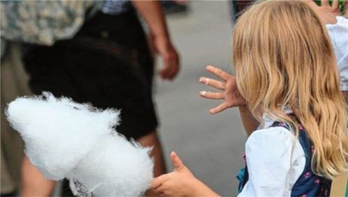 Zuckerwatte erlaubt: Typische Volksfest-Süßigkeiten sollen beim „Sommer in Rosenheim“ erlaubt sein. Foto DPA