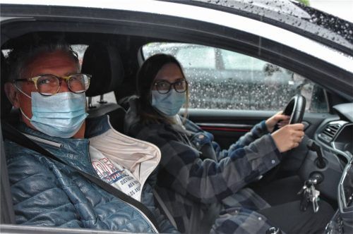 Zurück im Verkehr: Fahrlehrer Johann Eggerl kann wieder Fahrstunden geben. Fahrschülerin Michaela Berr gehörte zu den Ersten, die jetzt wieder am Lenkrad saßen.Foto  ru