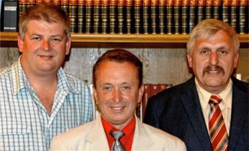 Zusammen über 50 Jahre Gemeinderatstätigkeit: (von links) Albert Gstatter, Roland Schmidt und Hans Hanusch. Coronabedingt gibt es kein aktuelles Gruppenbild, sondern das Erinnerungsfoto zur gemeinsamen Nominierung ins Gremium 2008.Foto re