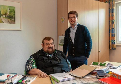 Zuversichtlich in die Zukunft blicken kann Johannes Thusbaß, der zukünftige Bürgermeister von Prutting (stehend rechts). Der scheidende Bürgermeister Hans Loy konnte ihm und dem neuen Gemeinderatsgremium einen soliden Haushalt mit genügend Spielraum für die geplanten Investitionen hinterlassen.Foto Thomae