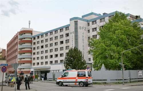 Am 30. April wurden nach einem positiven Covid-19-Test bei einer Frau aus Afrika 43 schwarzafrikanische Geflüchtete unter Quarantäne gestellt und verlegt. Der Bayerische Flüchtlingsrat kritisiert die diskriminierende Auswahl der Betroffenen.Fotos  Fib/Eß/Privat