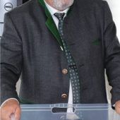 Josef Huber räumt seinen Schreibtisch