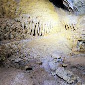 Baggerfahrer entdeckt Tropfsteinhöhle