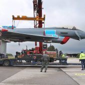 Ein Eurofighter kommt auf die Straße