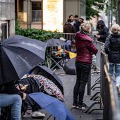 13 Stunden vor Prozessbeginn in der Warteschlange