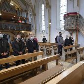 In der Kirchenbank fallen die Masken