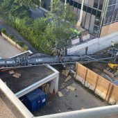 Westend: Baumaschine stürzt in ADAC-Haus