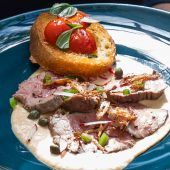 „Vitello tonnato“: Der italienische Klassiker mit geräuchertem Saibling