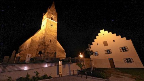 Mehr als 20 Jahre stand der historische Pfarrhof in Pürten leer, bis er aufwendig saniert worden ist. Gemeinsam mit der Pfarrkirche Mariä Himmelfahrt bildet er ein denkmalgeschütztes Ensemble. Für die Sanierung gab es jetzt den Staatspreis für Dorferneuerung und Baukultur. Foto  Stuffer
