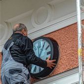 Kolbermoorer Bahnhof hat jetzt eine Uhr