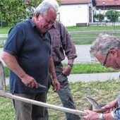 Mit der Sense mähen