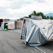 Transporter mit Anhänger umgekippt
