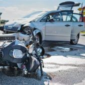 Motorradfahrer (58) kämpft nach Zusammenstoß mit Auto um sein Leben