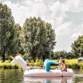 Badevergnügen am Flossinger Weiher mit Einhörnern, Rückwärtssalti und der Wasserwacht