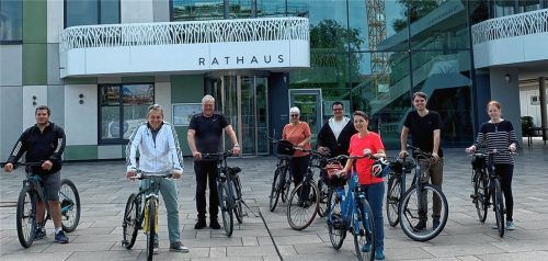 Ab aufs Rad (von links): Stefan Schlarb (FDP), Sebastian Daxeder (CSU), Josef Krug (CSU), Caroline Schwägerl (Grüne), Michael Hörl (Grüne), Stefanie Peters (Grüne), Leonhard Sedlbauer (CSU) und Magdalena Franke (Junge Union Kolbermoor). Foto re