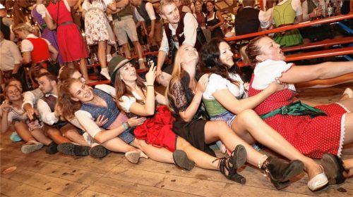 Abstand halten ausgeschlossen: Eine Wiesn ohne Körperkontakt – für viele undenkbar. Deshalb muss das Herbstfest 2020 erstmals nach langer Zeit ausfallen. Foto stuffer