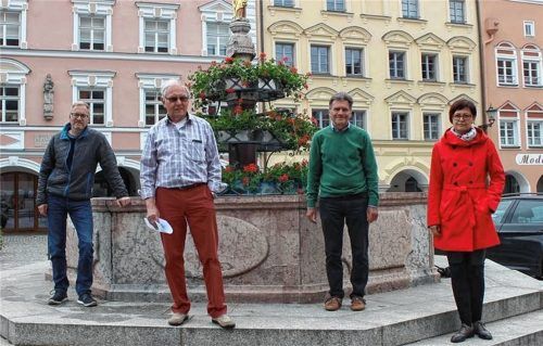 „Am Brunnen vor dem Tore“ dürfen sie nicht zusammen singen, aber ein Gemeinschaftsbild vor einem Brunnen, das geht noch. Die Verantwortlichen der Kraiburger Chöre und Chorgemeinschaften (von links): Andreas Miecke, Eduard Kästner, Josef Wimmer und Shanna Larionov.Foto  Huckemeyer