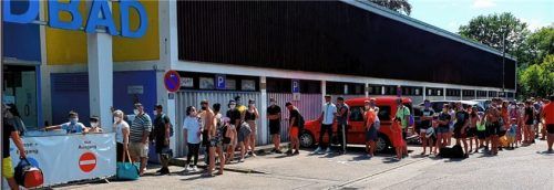 Eine lange Schlange vor der Kasse soll es im Waldbad nicht mehr geben. Die Stadtwerke haben reagiert und einen Besucherzähler auf ihrer Homepage veröffentlicht. Foto  re