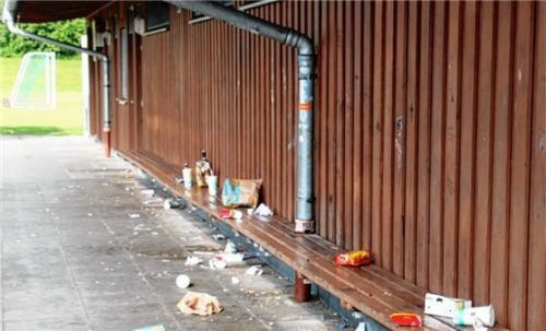 Am Sportplatz Am Rothbachl haben Unbekannte ihren Müll liegen gelassen. Fotos Riediger/re