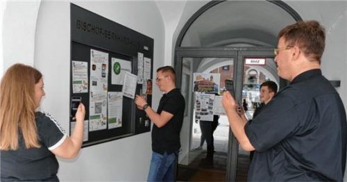 Am Start die App auf das Handy laden und dann los: Die Oberministranten Bernadette Gregori (von links), Florian Zacherl und Florian Ziegler (Carolin Wieser fehlt auf dem Foto) organisierten die Online-Tour durch Kraiburg. Auch Pfarrer Michael Seifert war dabei. Foto Bachmaier