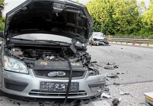 An den Schäden, die beide Fahrzeuge aufweisen, ist die Wucht des Aufpralls zu erahnen. Foto Barth