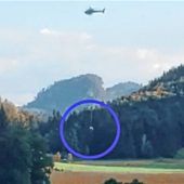 Hubschrauber birgt tote Kuh im Brünnstein-Gebiet