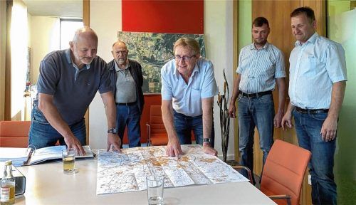 An einem Tisch (von links): Die Mitglieder der Bürgerinitiative Ralf Exler, Günther Zellner, Zweiter Bürgermeister Dieter Kannengießer, Christian Staudinger und Christian Wagner. Foto re