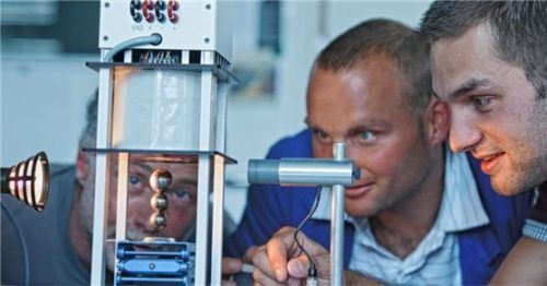 Angehende Ingenieure der TH Rosenheim bei einem Magnet-Schwebeversuch. Die Aufnahme stammt aus der Zeit vor der Corona-Krise.