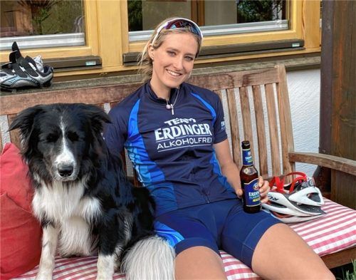 Anna Weidel relaxt nach einer Trainingseinheit mit ihrem Hund, dem sie in der Corona-Zeit ein paar neue Tricks beigebracht hat.