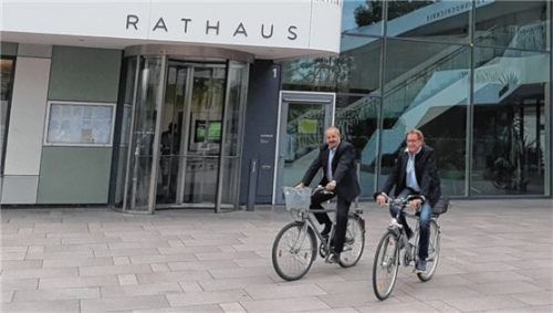 Auch Bürgermeister Peter Kloo (links) und Vize-Rathauschef Dieter Kannengießer treten in die Pedale. Foto re