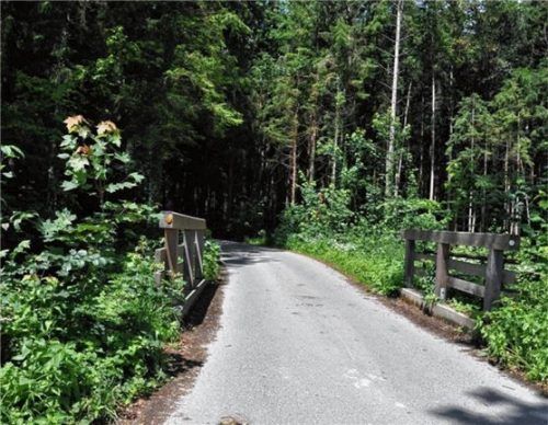 Auch der Alterbach erhält eine neue Brücke – die Kosten belaufen sich auf etwa 150000 Euro. Fotos merk