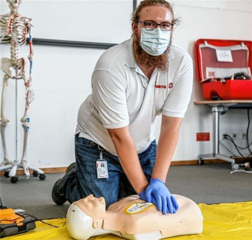 Auch Herzmassage und Atemspende bei einer Reanimationssimulation werden unter Einhaltung der Hygienevorschriften vermittelt, wie Erste-Hilfe-Trainer Alexander Huber demonstriert. Foto Jonanniter / Bieber