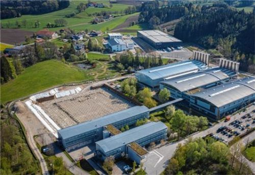 Die Ameranger Betriebe – auf unserem Foto Auer Packaging im Gewerbegebiet – kommen bisher gut durch die Corona-Krise. Foto Lars Langemeier