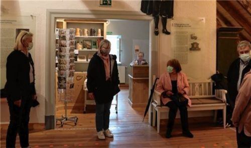 Auf Abstand bei der Ausstellungseröffnung: Mit Aufklebern auf dem Boden wurde eine Führungslinie für die Besucher geschaffen.