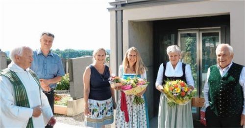 Auf dem Bild zu sehen sind Pfarrer Hans Holzner, Pfarrgemeinderatsvorsitzender Franz Schartner, die Sprecherin des Kirchenchors Ariane Taube, Kirchenmusikleiterin Maria Ganslmaier-Hainzl sowie das Mesnerehepaar Christine und Max Sollinger (von links) nach dem Dankgottesdienst. Foto re