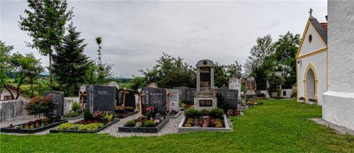 Auf dem Friedhof von Straßkirchen sind Bestattungsinstitute selten zu sehen.