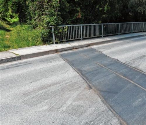 Auf der Triftbachbrücke in der Hinrich-Pferdmenges-Straße wurden Asphaltierungsarbeiten durchgeführt. Fotos Baumann