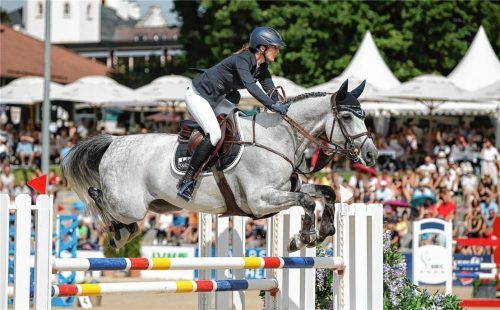 Auf eine so große Zuschauerkulisse muss sie diesmal verzichten – aber auf große Sprünge nicht: Weltmeisterin Simone Blum ist auch in diesem Jahr auf Gut Ising am Start, unter anderem wieder mit Cool Hill. Foto Weitz