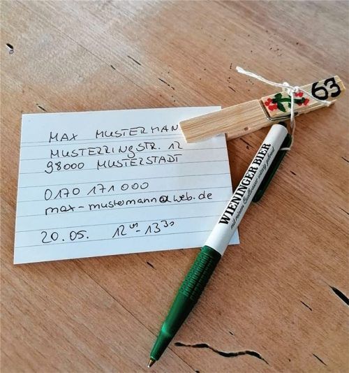 Auf Karteikarten registriert der Gasthof Alpenrose in Grainbach seine Gäste.Foto Lerche